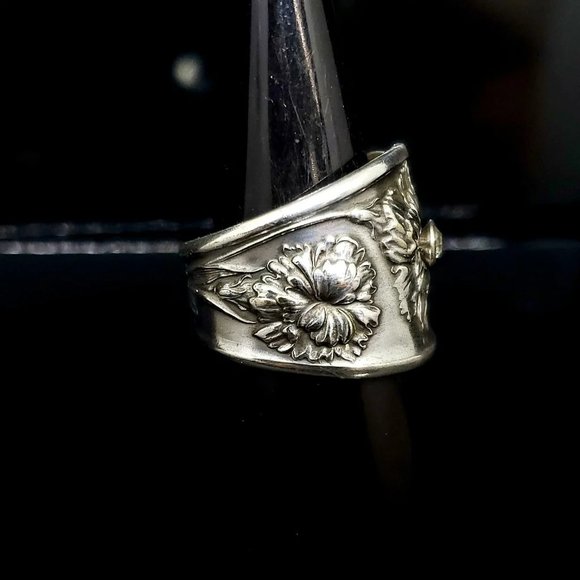 Vintage Rogers 1908 "Carnation" pattern silverplate spoonring.  Accented with wh - Picture 2 of 4